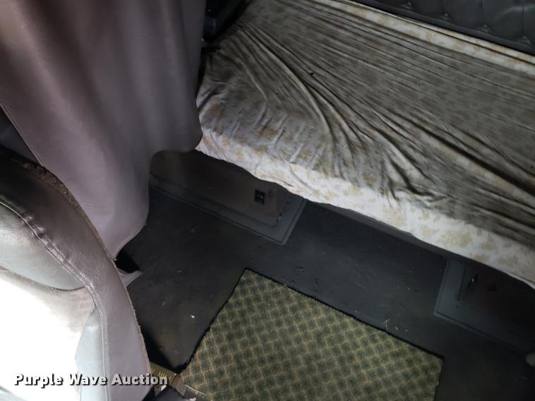 image for item AN9460 1996 International 9200 semi truck