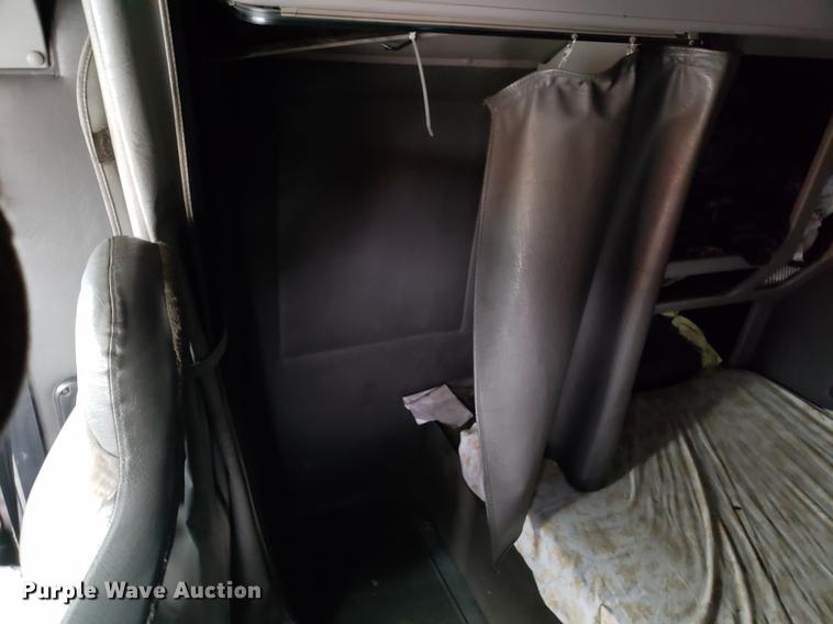 image for item AN9460 1996 International 9200 semi truck