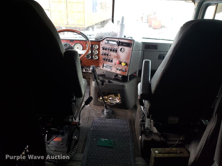 image for item AN9460 1996 International 9200 semi truck