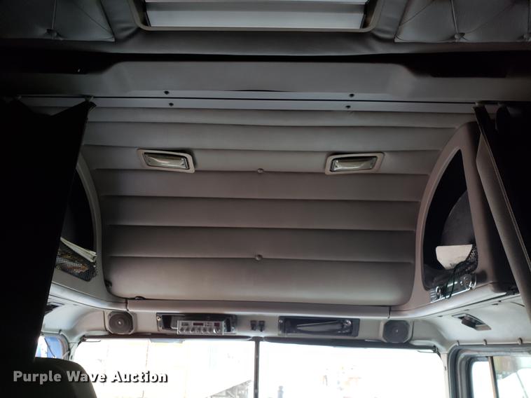 image for item AN9460 1996 International 9200 semi truck