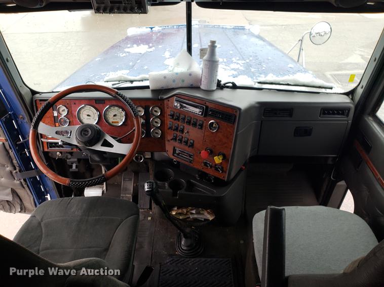 image for item AN9460 1996 International 9200 semi truck