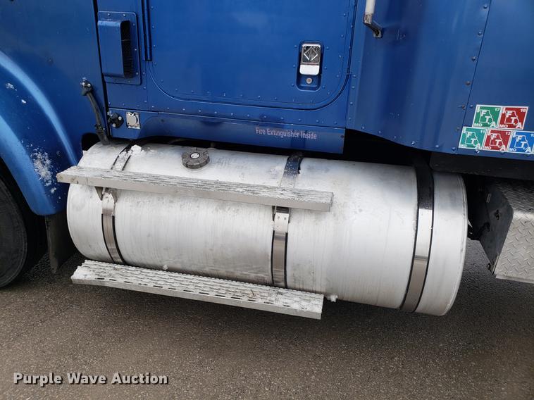 image for item AN9460 1996 International 9200 semi truck