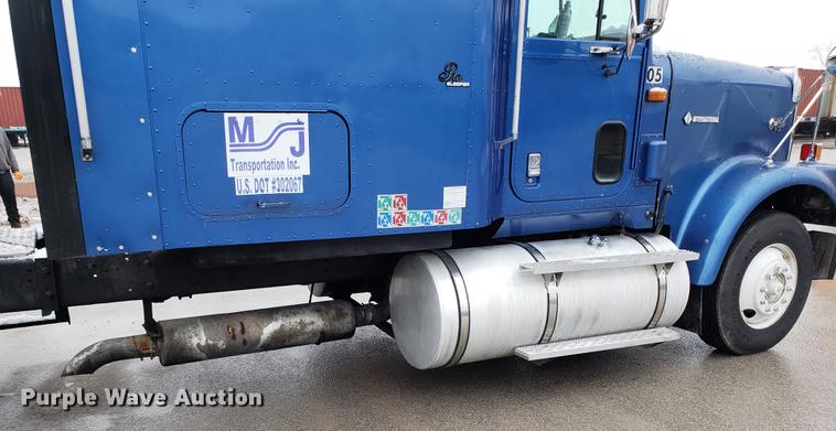 image for item AN9460 1996 International 9200 semi truck