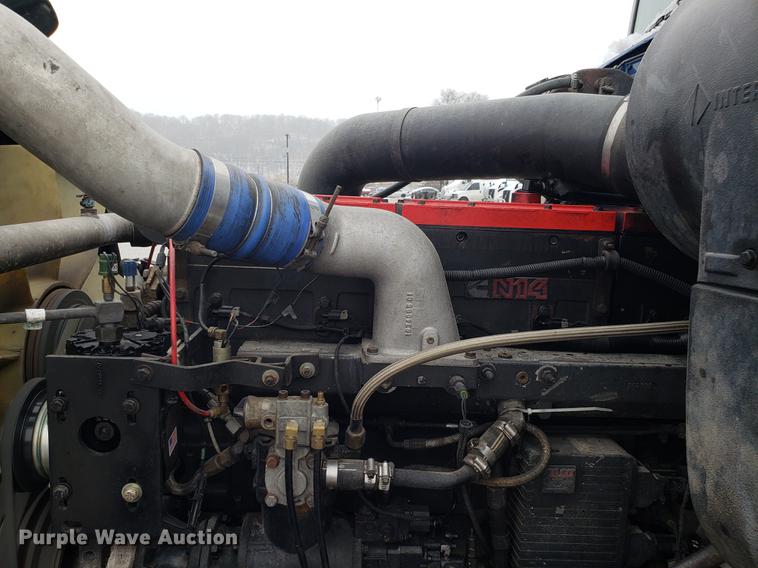 image for item AN9460 1996 International 9200 semi truck