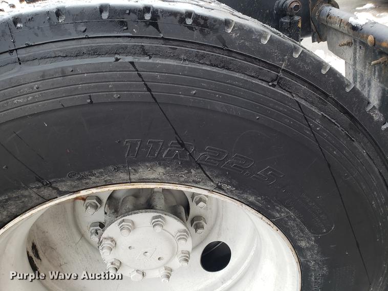 image for item AN9460 1996 International 9200 semi truck