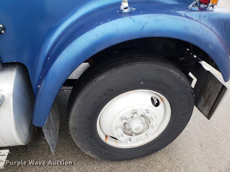 image for item AN9460 1996 International 9200 semi truck