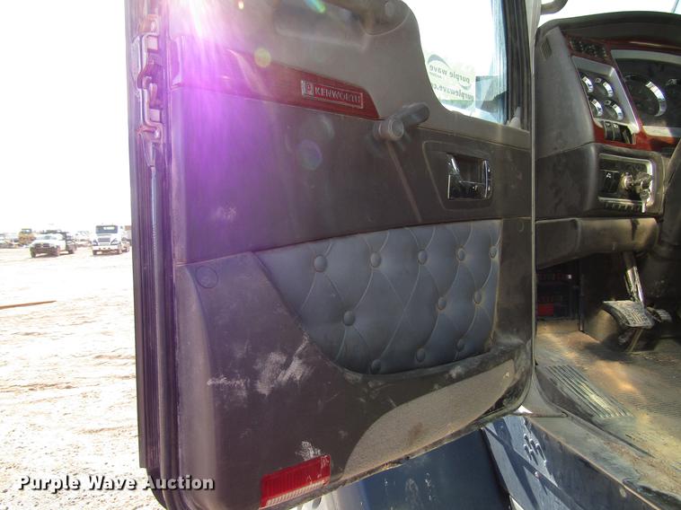 image for item DB6919 2007 Kenworth T800 semi truck