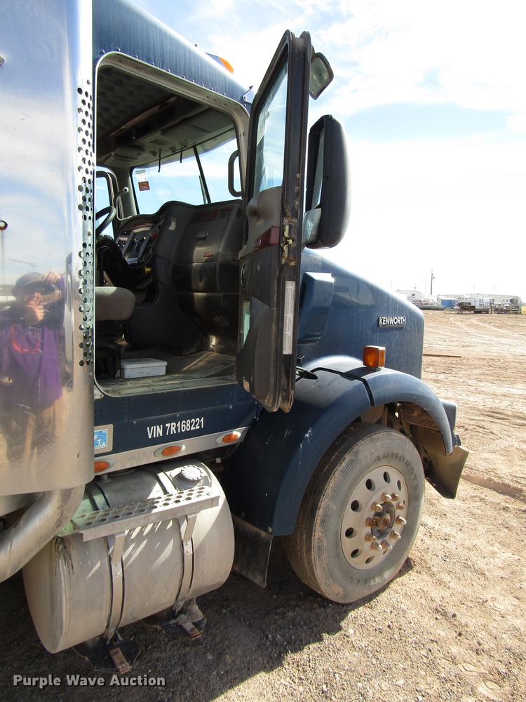 image for item DB6919 2007 Kenworth T800 semi truck