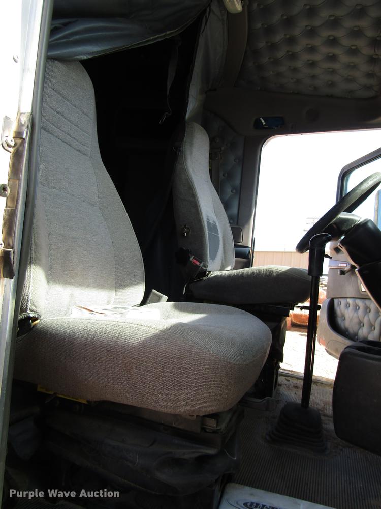 image for item DB6919 2007 Kenworth T800 semi truck