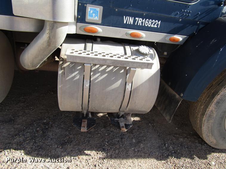 image for item DB6919 2007 Kenworth T800 semi truck