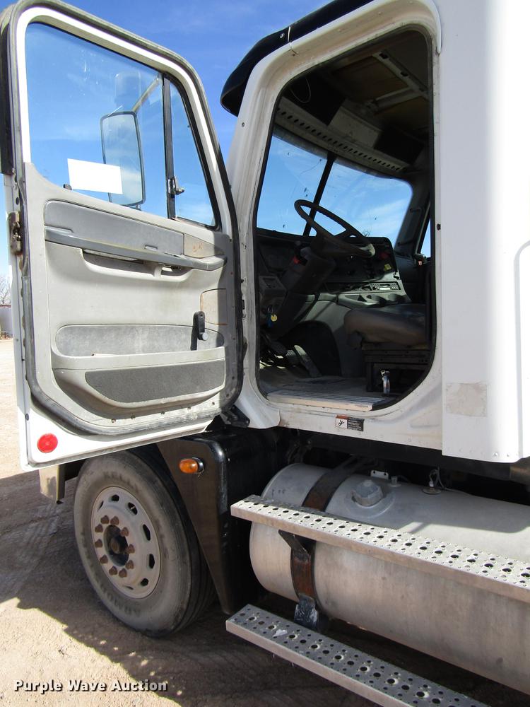 image for item DB6920 2006 Freightliner Columbia semi truck