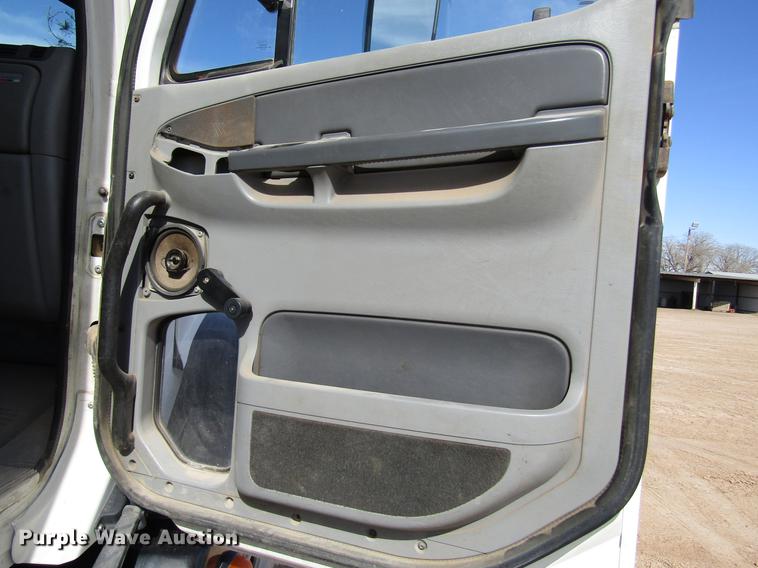 image for item DB6920 2006 Freightliner Columbia semi truck