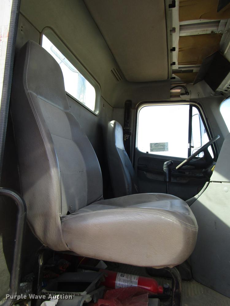 image for item DB6920 2006 Freightliner Columbia semi truck