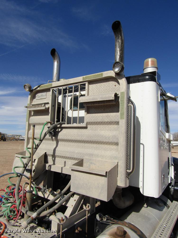 image for item DB6920 2006 Freightliner Columbia semi truck