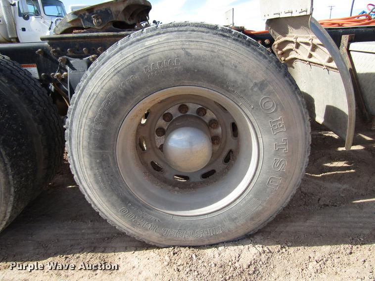 image for item DB6920 2006 Freightliner Columbia semi truck