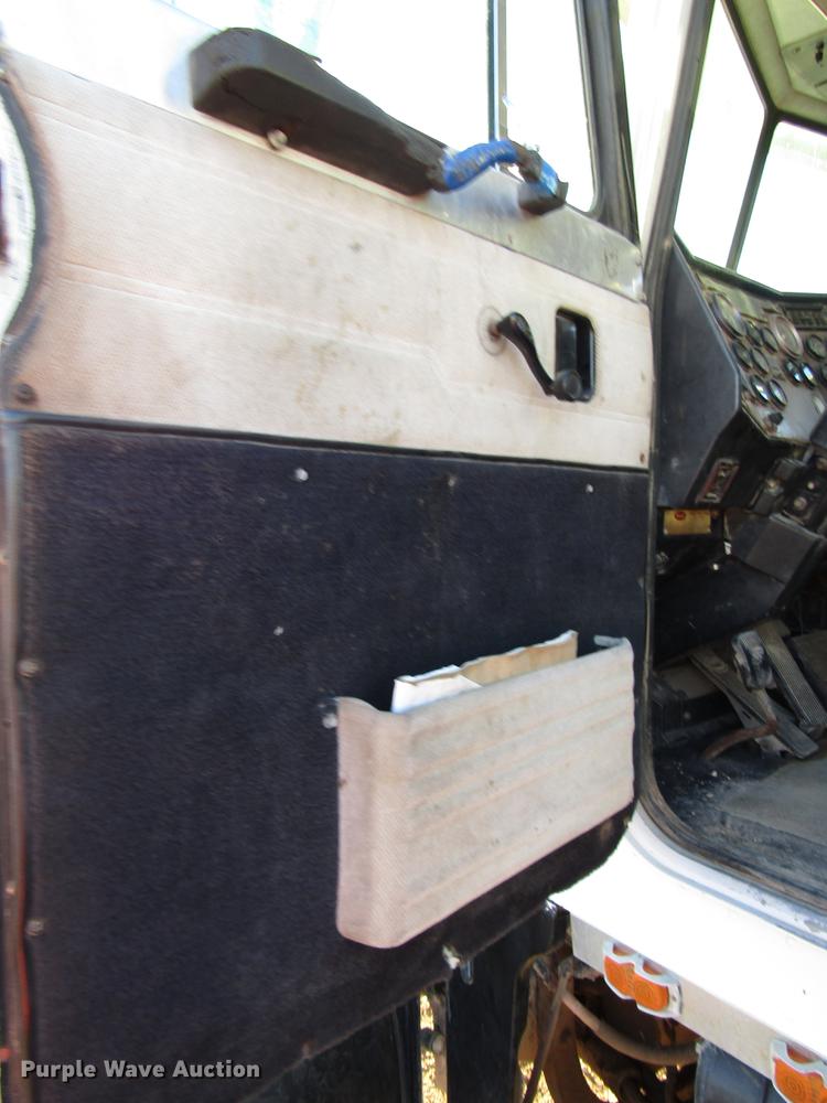 image for item DB6927 1995 Peterbilt 378 semi truck