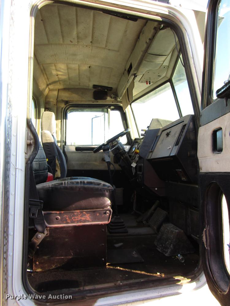 image for item DB6927 1995 Peterbilt 378 semi truck