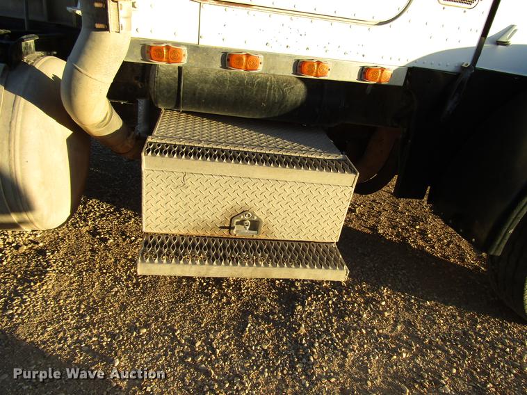 image for item DB6927 1995 Peterbilt 378 semi truck