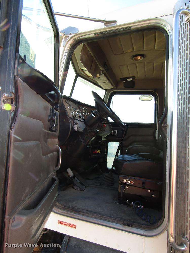 image for item DB6928 2005 Peterbilt 378 semi truck