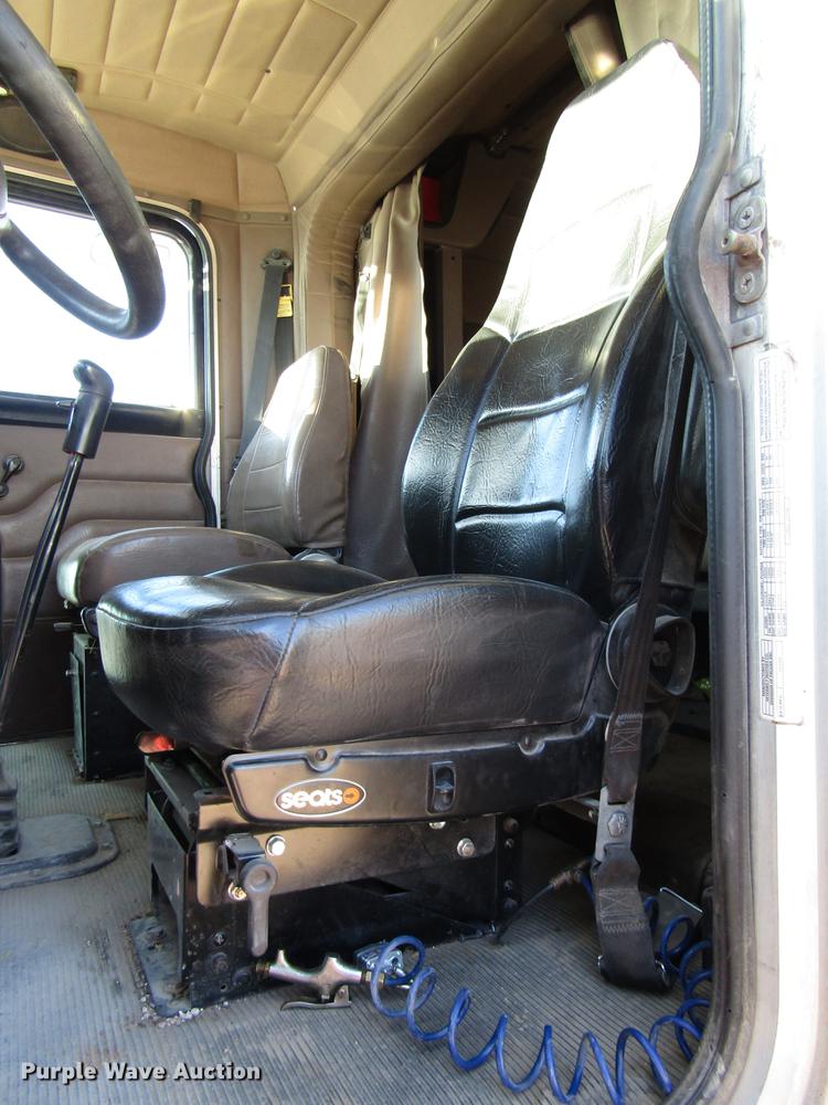 image for item DB6928 2005 Peterbilt 378 semi truck