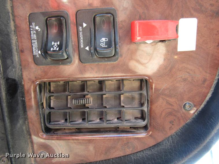 image for item DB6928 2005 Peterbilt 378 semi truck