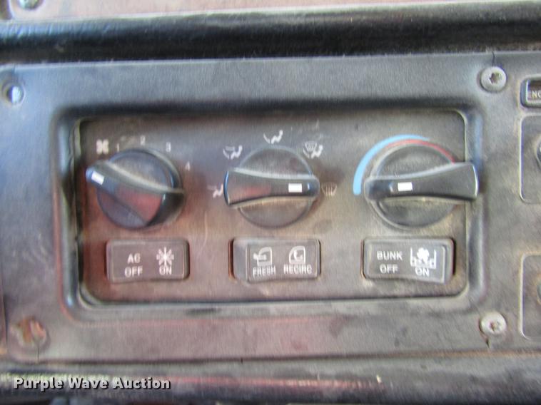 image for item DB6928 2005 Peterbilt 378 semi truck