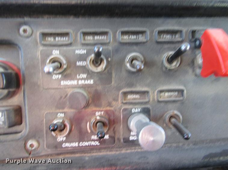 image for item DB6928 2005 Peterbilt 378 semi truck