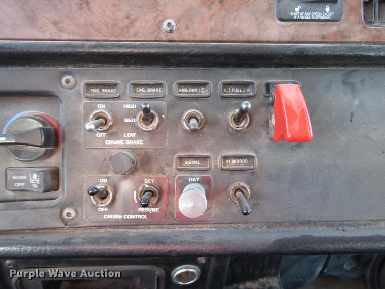 image for item DB6928 2005 Peterbilt 378 semi truck