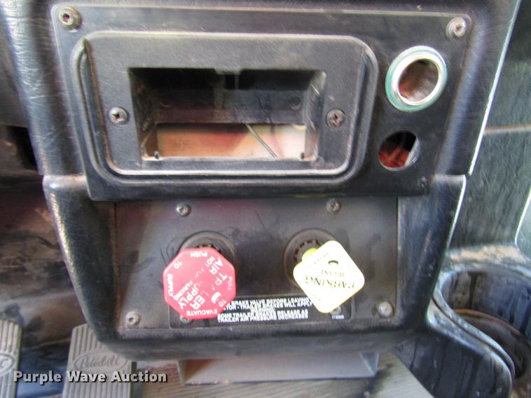 image for item DB6928 2005 Peterbilt 378 semi truck