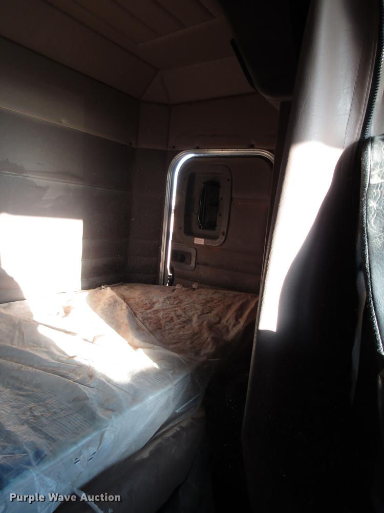 image for item DB6928 2005 Peterbilt 378 semi truck