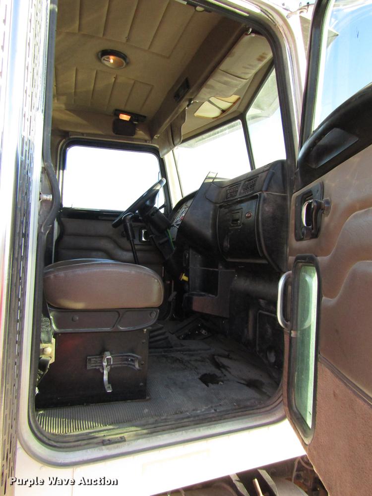 image for item DB6928 2005 Peterbilt 378 semi truck