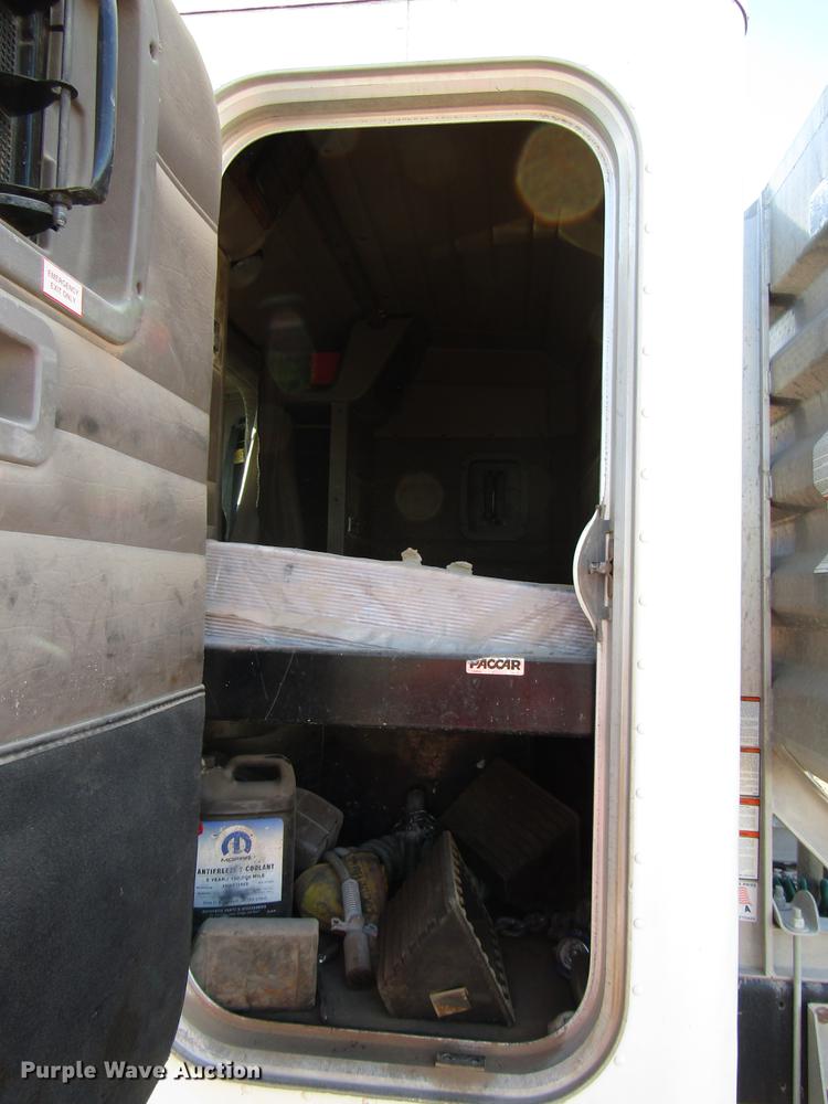 image for item DB6928 2005 Peterbilt 378 semi truck