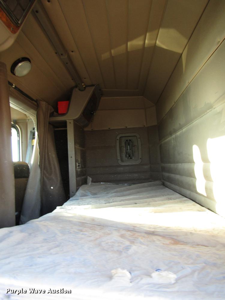 image for item DB6928 2005 Peterbilt 378 semi truck