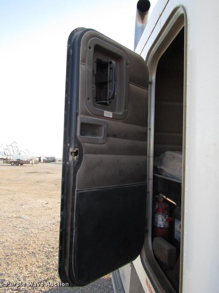 image for item DB6928 2005 Peterbilt 378 semi truck