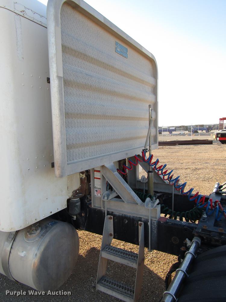 image for item DB6928 2005 Peterbilt 378 semi truck