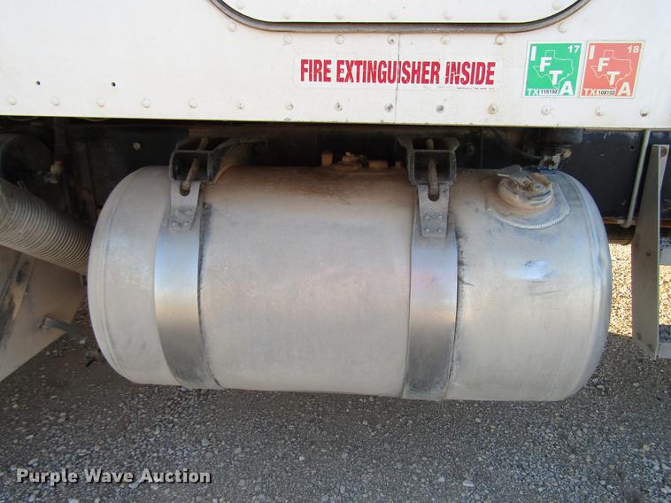 image for item DB6928 2005 Peterbilt 378 semi truck