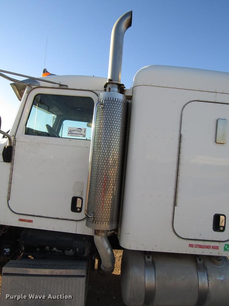 image for item DB6928 2005 Peterbilt 378 semi truck