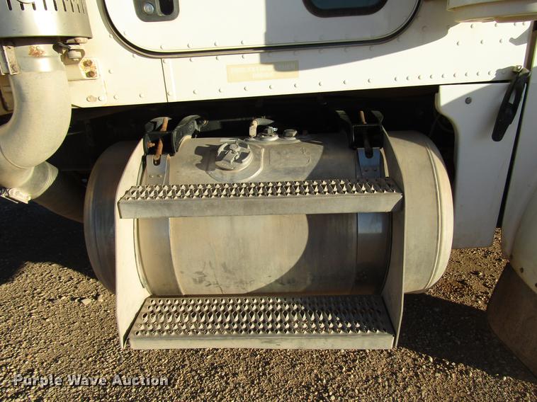 image for item DB6928 2005 Peterbilt 378 semi truck