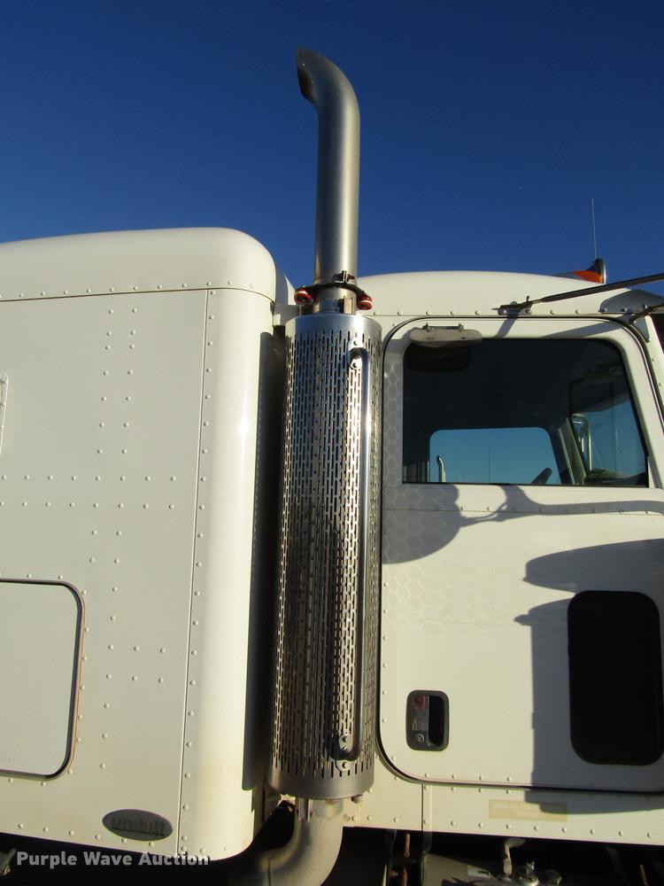 image for item DB6928 2005 Peterbilt 378 semi truck