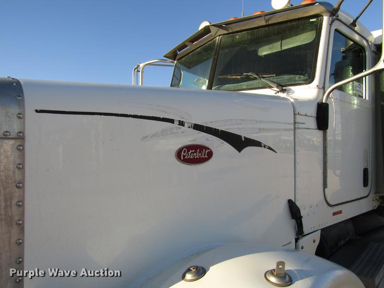 image for item DB6928 2005 Peterbilt 378 semi truck