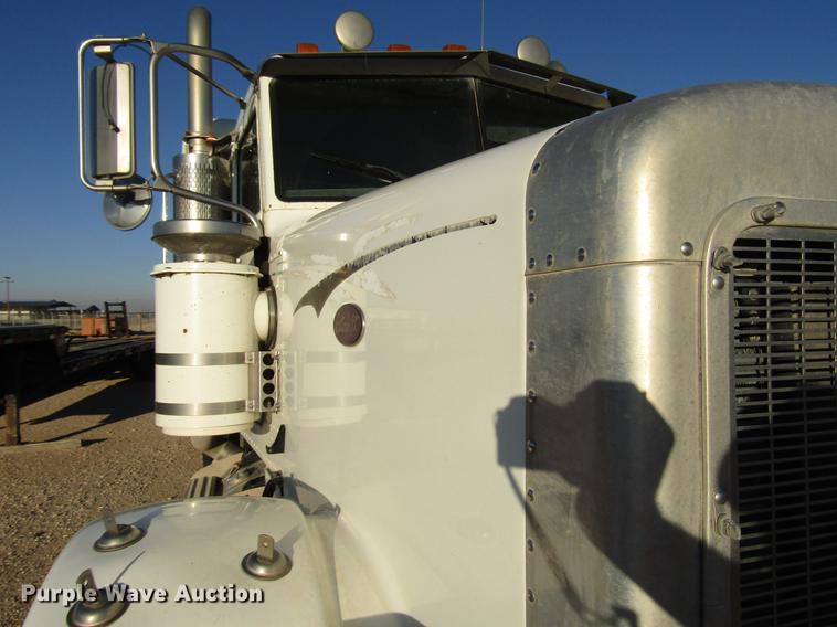 image for item DB6928 2005 Peterbilt 378 semi truck
