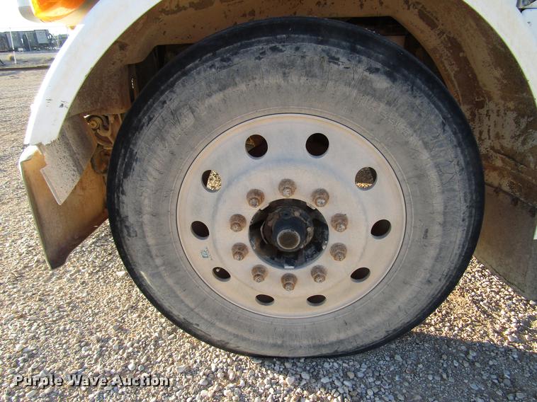 image for item DB6928 2005 Peterbilt 378 semi truck