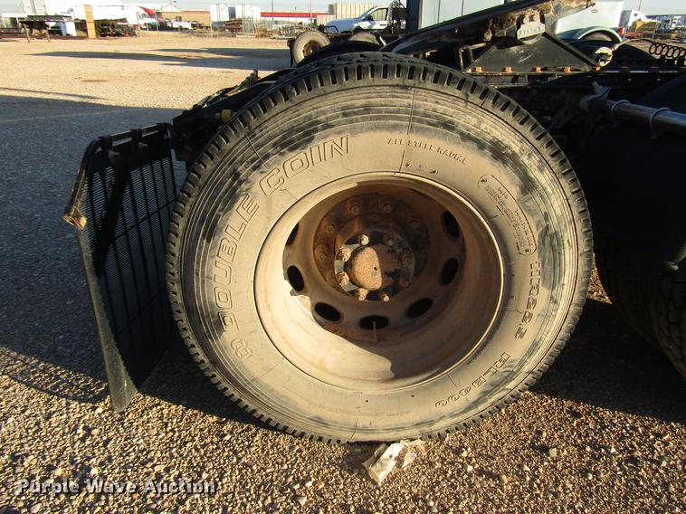 image for item DB6928 2005 Peterbilt 378 semi truck