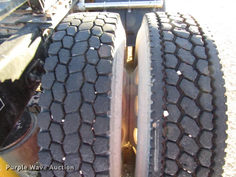 image for item DB6928 2005 Peterbilt 378 semi truck