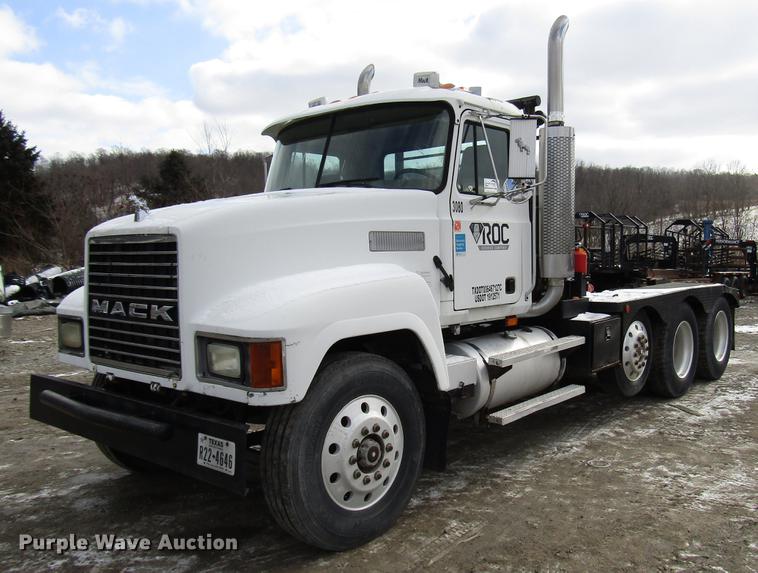 image for item DB6962 2001 Mack CH613 semi truck