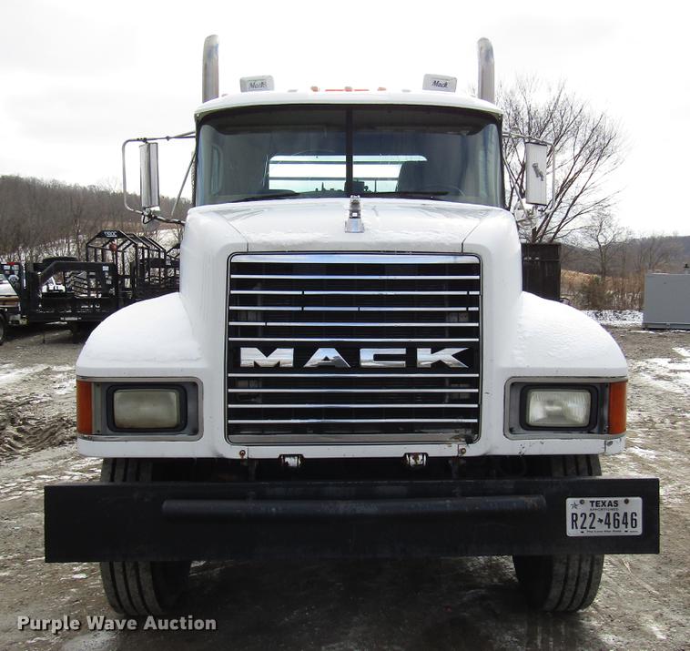 image for item DB6962 2001 Mack CH613 semi truck