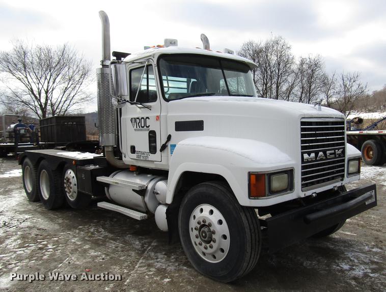 image for item DB6962 2001 Mack CH613 semi truck