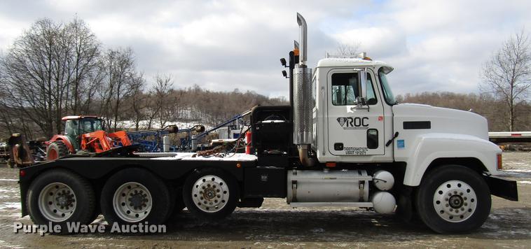 image for item DB6962 2001 Mack CH613 semi truck