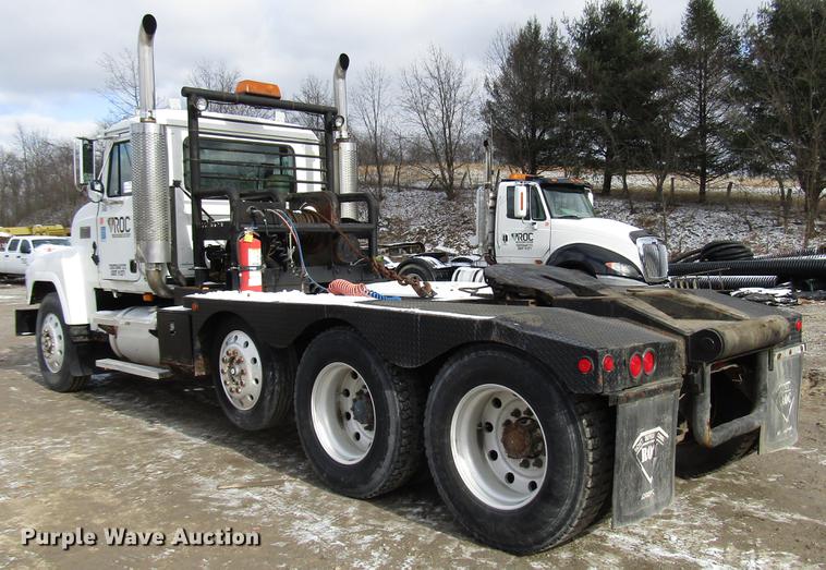 image for item DB6962 2001 Mack CH613 semi truck