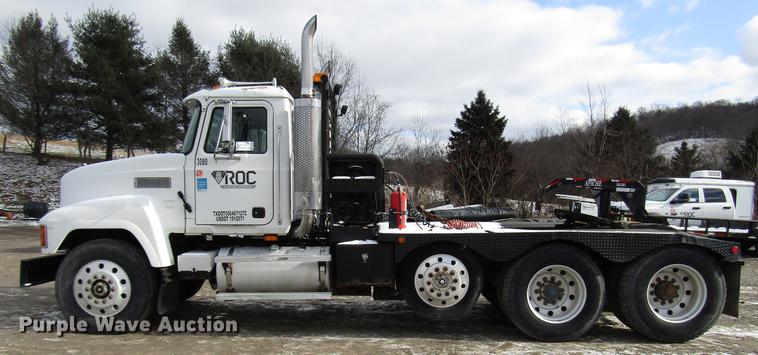 image for item DB6962 2001 Mack CH613 semi truck